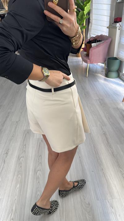 Kemerli Tok Dokulu Ekru Şort Etek