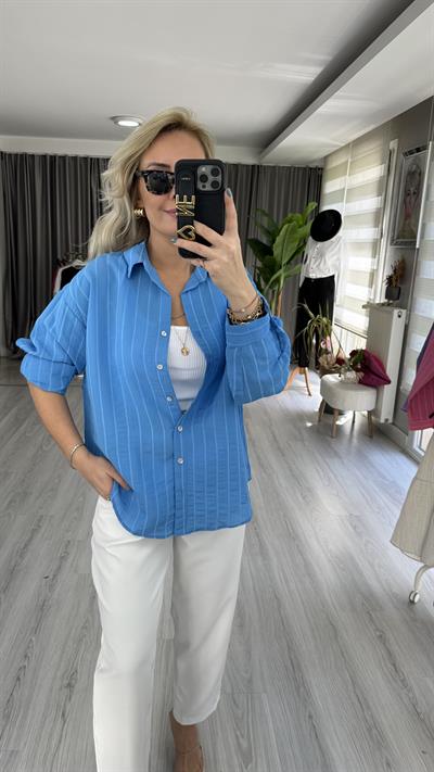 KENDİNDEN ÇİZGİLİ MAVİ GÖMLEK