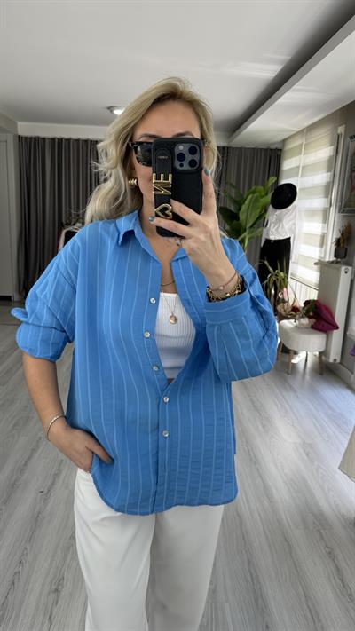 KENDİNDEN ÇİZGİLİ MAVİ GÖMLEK