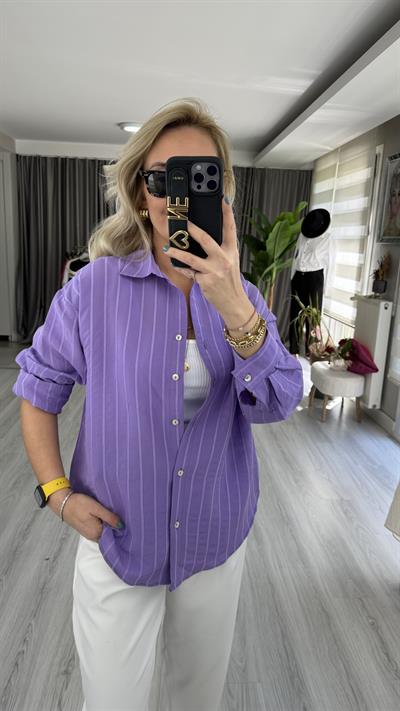 KENDİNDEN ÇİZGİLİ MOR GÖMLEK