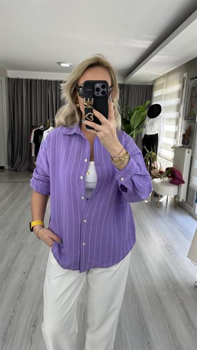 KENDİNDEN ÇİZGİLİ MOR GÖMLEK