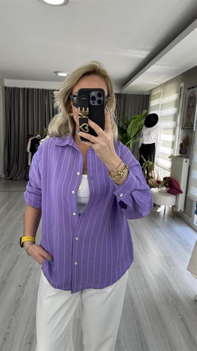 KENDİNDEN ÇİZGİLİ MOR GÖMLEK