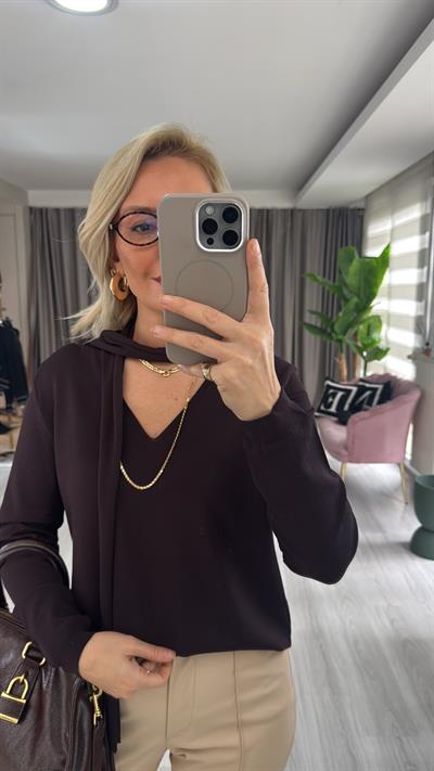 Kendinden Fularlı V Yaka Acı Kahve Triko