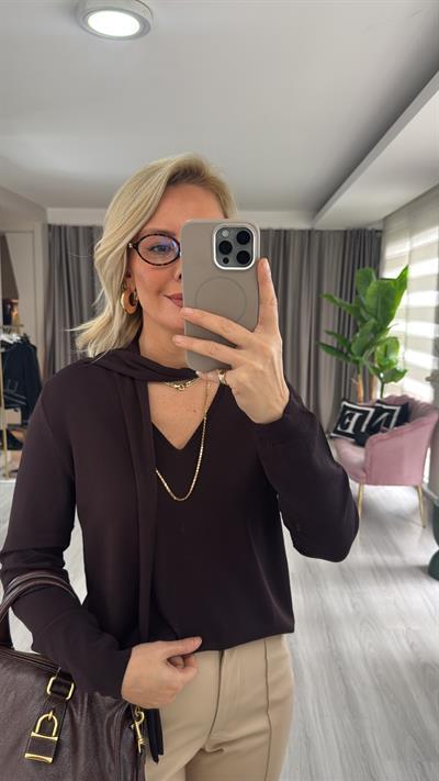 Kendinden Fularlı V Yaka Acı Kahve Triko