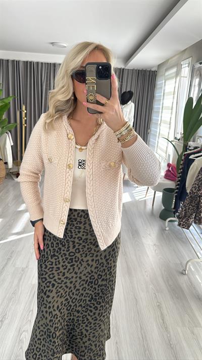 KENDİNDEN SAÇ ÖRGÜLÜ DÜĞMELİ VANİLYA HIRKA