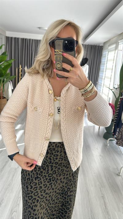 KENDİNDEN SAÇ ÖRGÜLÜ DÜĞMELİ VANİLYA HIRKA