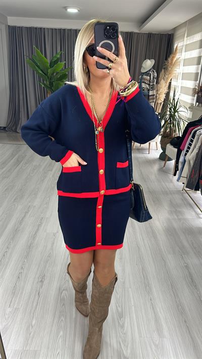 KIRMIZI ŞERİT DETAYLI, GOLD DÜĞMELİ KISA ETEKLİ LACİVERT TAKIM