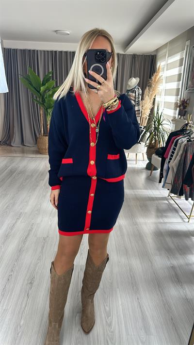 KIRMIZI ŞERİT DETAYLI, GOLD DÜĞMELİ KISA ETEKLİ LACİVERT TAKIM