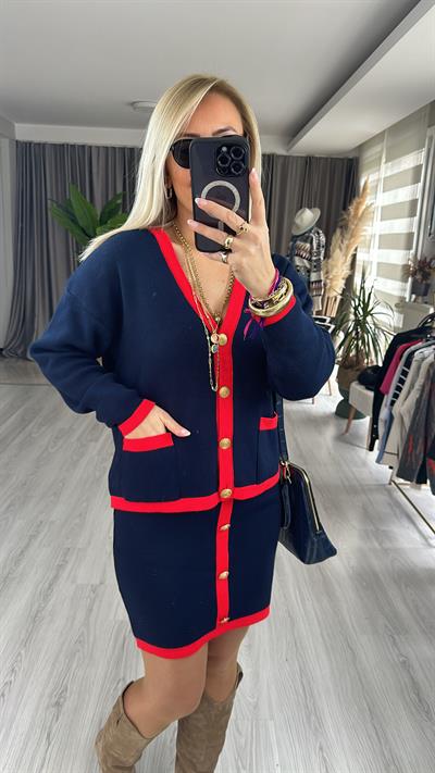 KIRMIZI ŞERİT DETAYLI, GOLD DÜĞMELİ KISA ETEKLİ LACİVERT TAKIM