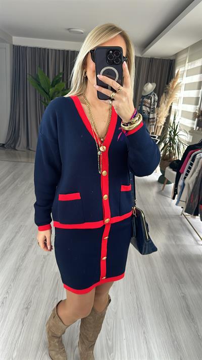 KIRMIZI ŞERİT DETAYLI, GOLD DÜĞMELİ KISA ETEKLİ LACİVERT TAKIM