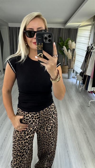 Kol Ucu Parlak Taşlı Siyah Tişört 