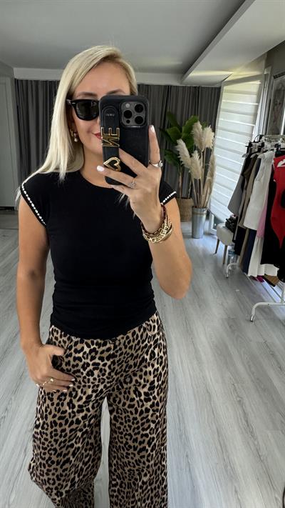 Kol Ucu Parlak Taşlı Siyah Tişört 