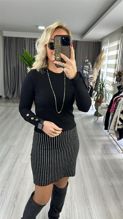 KOLU GOLD DÜĞME DETAYLI SİYAH BLUZ