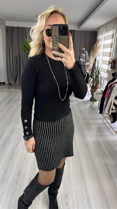 KOLU GOLD DÜĞME DETAYLI SİYAH BLUZ