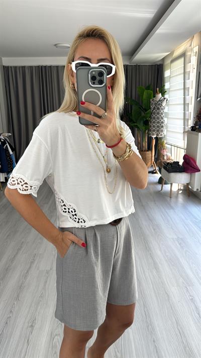 KOLU VE ETEK KENARI DANTEL DETAYLI EKRU TİŞÖRT