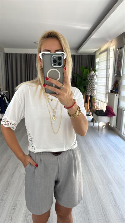 KOLU VE ETEK KENARI DANTEL DETAYLI EKRU TİŞÖRT