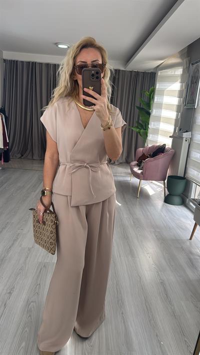 Kruvaze Önü Bağlamalı Premium Bej Takım