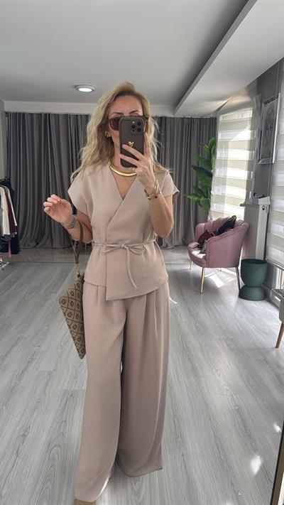 Kruvaze Önü Bağlamalı Premium Bej Takım