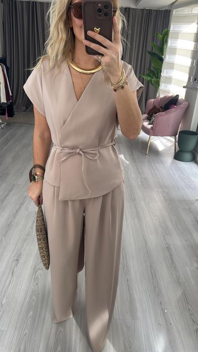 Kruvaze Önü Bağlamalı Premium Bej Takım