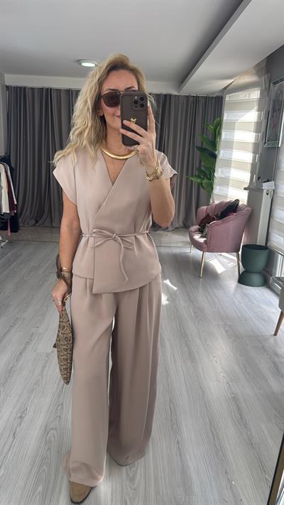 Kruvaze Önü Bağlamalı Premium Bej Takım