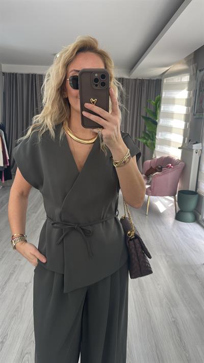 Kruvaze Önü Bağlamalı Premium Haki Takım