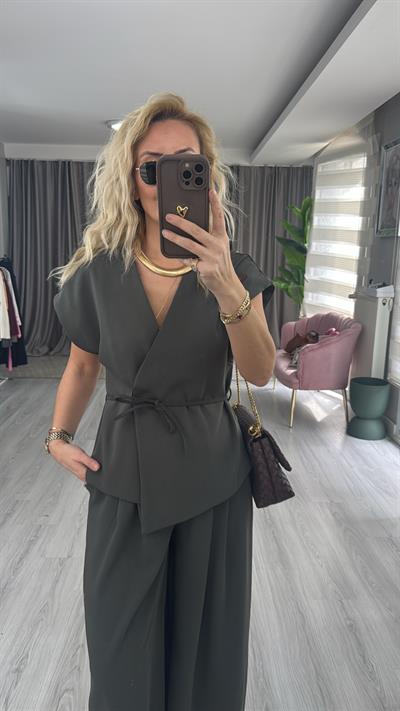 Kruvaze Önü Bağlamalı Premium Haki Takım