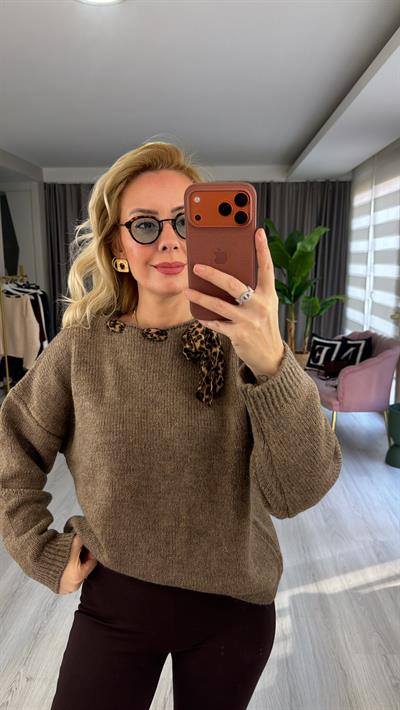 Leopar Desen Fularlı Koyu Vizon Triko