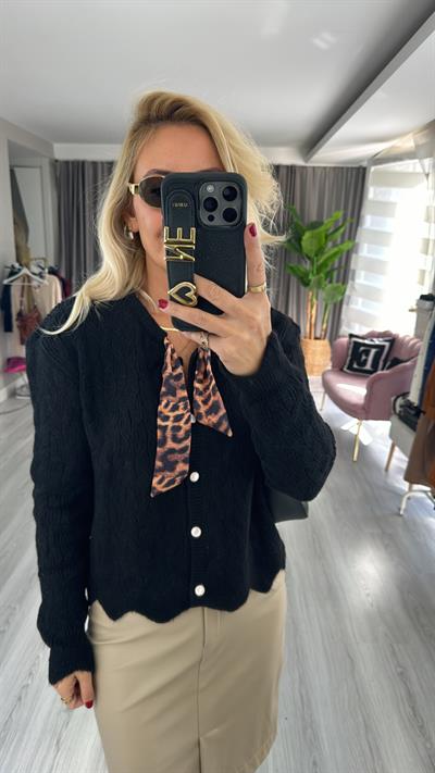 Leopar Fular Detaylı Siyah Hırka