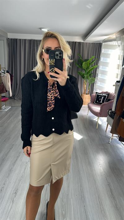Leopar Fular Detaylı Siyah Hırka