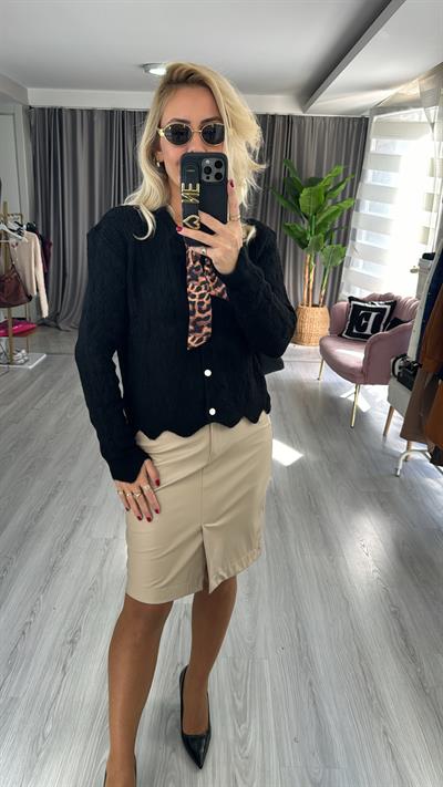Leopar Fular Detaylı Siyah Hırka