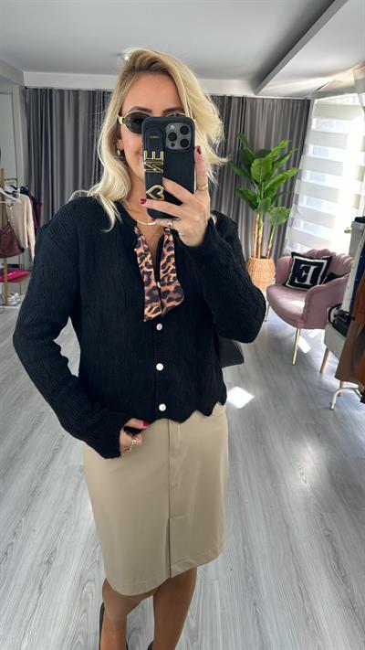 Leopar Fular Detaylı Siyah Hırka