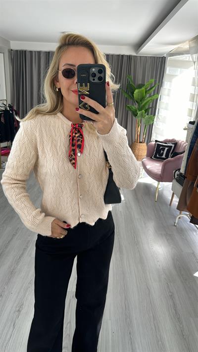 Leopar Fular Detaylı Taş Rengi Hırka