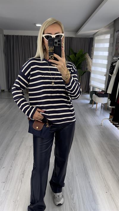 Marka Model, Lacivert Beyaz Çizgili Triko