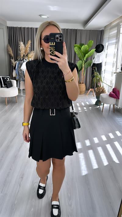 MARKA MODEL ÖNÜ TAŞLI VATKALI SİYAH BLUZ