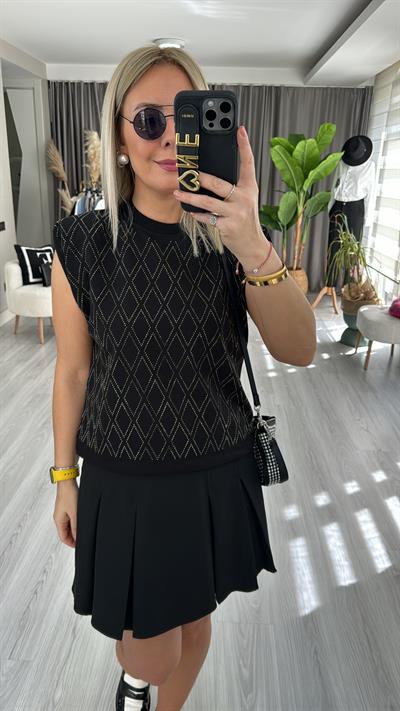 MARKA MODEL ÖNÜ TAŞLI VATKALI SİYAH BLUZ