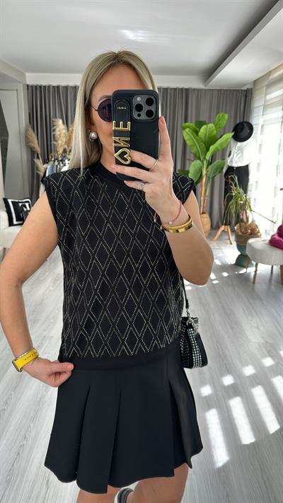 MARKA MODEL ÖNÜ TAŞLI VATKALI SİYAH BLUZ