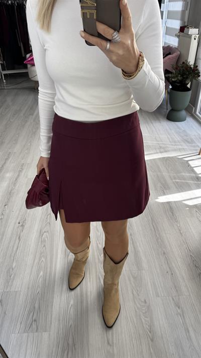 Minik Yırtmaçlı Bordo Şort Etek