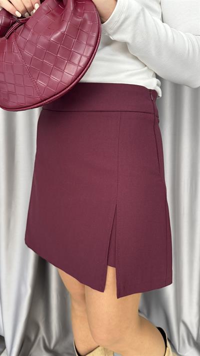 Minik Yırtmaçlı Bordo Şort Etek