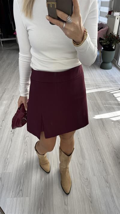 Minik Yırtmaçlı Bordo Şort Etek