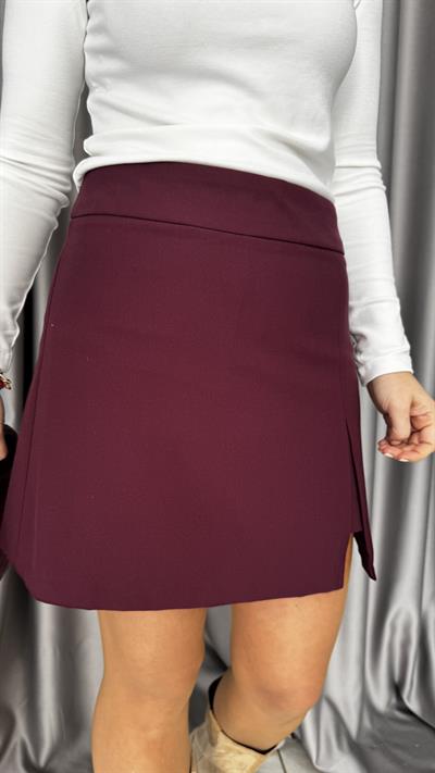 Minik Yırtmaçlı Bordo Şort Etek