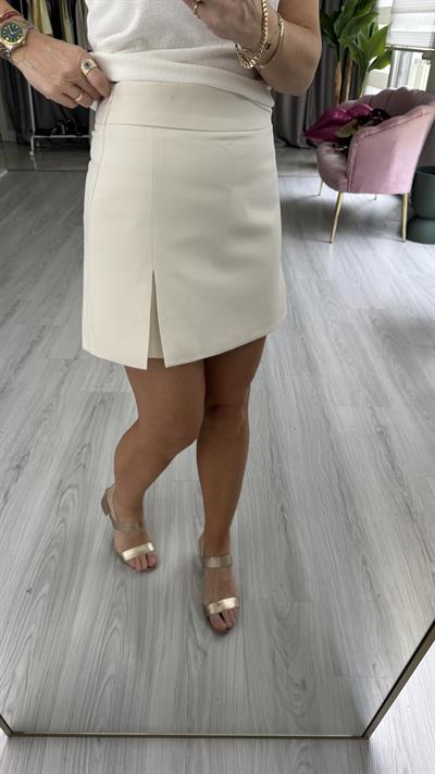 Minik Yırtmaçlı Ekru Şort Etek