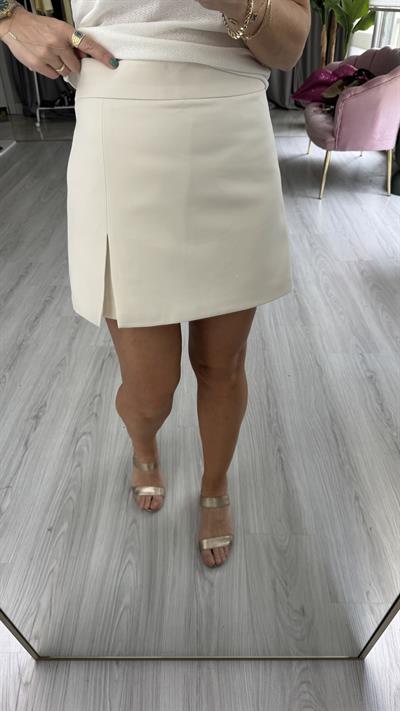 Minik Yırtmaçlı Ekru Şort Etek