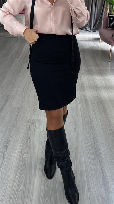 Minik Yırtmaçlı Likralı Siyah Etek