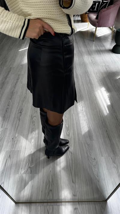 Minik Yırtmaçlı Siyah Deri Şort Etek