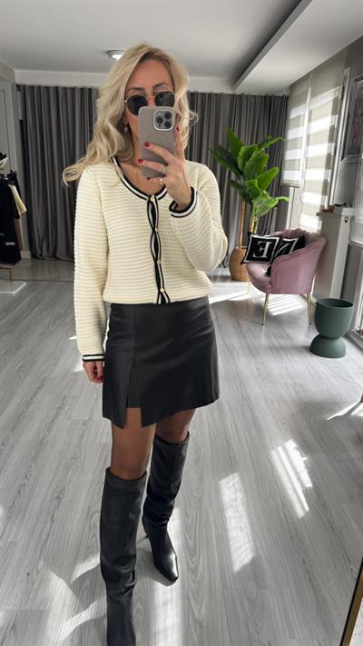 Minik Yırtmaçlı Siyah Deri Şort Etek