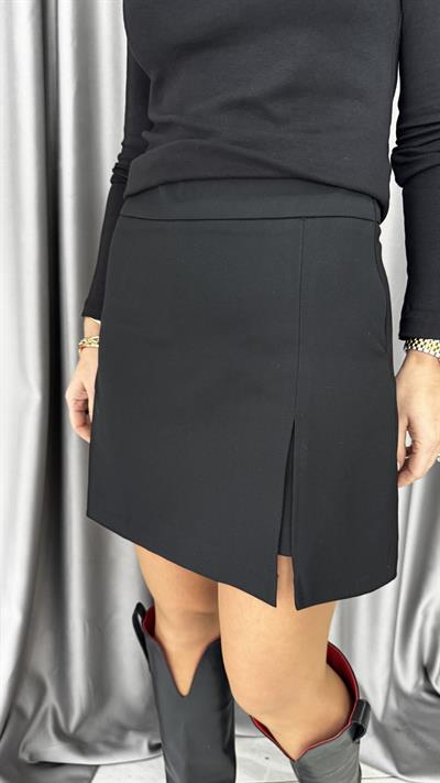 Minik Yırtmaçlı Siyah Şort Etek