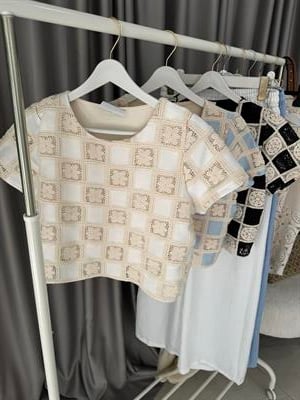 NAKIŞ İŞLEMELİ EKRU BLUZ