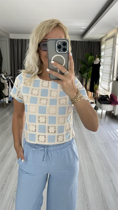 NAKIŞ İŞLEMELİ EKRU MAVİ BLUZ