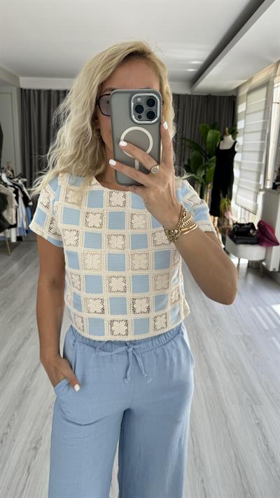 NAKIŞ İŞLEMELİ EKRU MAVİ BLUZ