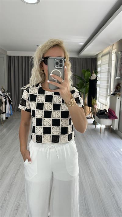 NAKIŞ İŞLEMELİ EKRU SİYAH BLUZ